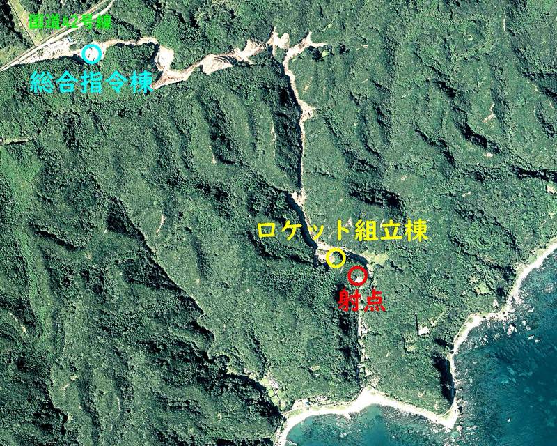 スペースポート紀伊の建設中の空中写真。射点・ロケット組立棟・総合指令棟の位置が注記されている