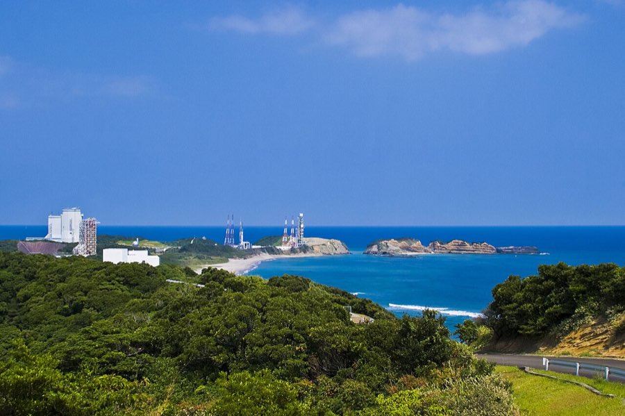 海に面した種子島宇宙センター大崎射場。左手に大型ロケット組立棟、中央に射点の避雷塔が並ぶ